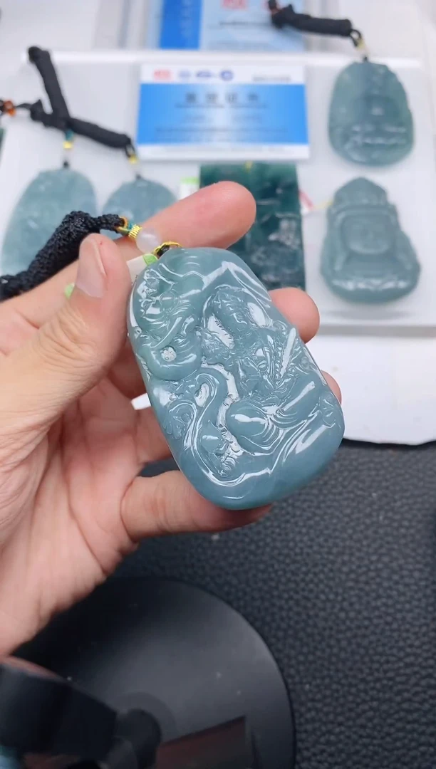 颈饰未镶嵌翡翠