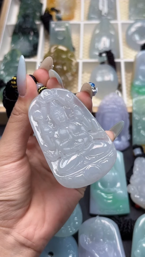 翡翠未镶嵌颈饰之*。千手观音