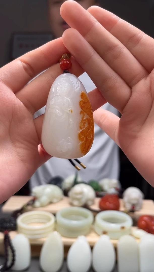颈饰未镶嵌和田玉吊坠