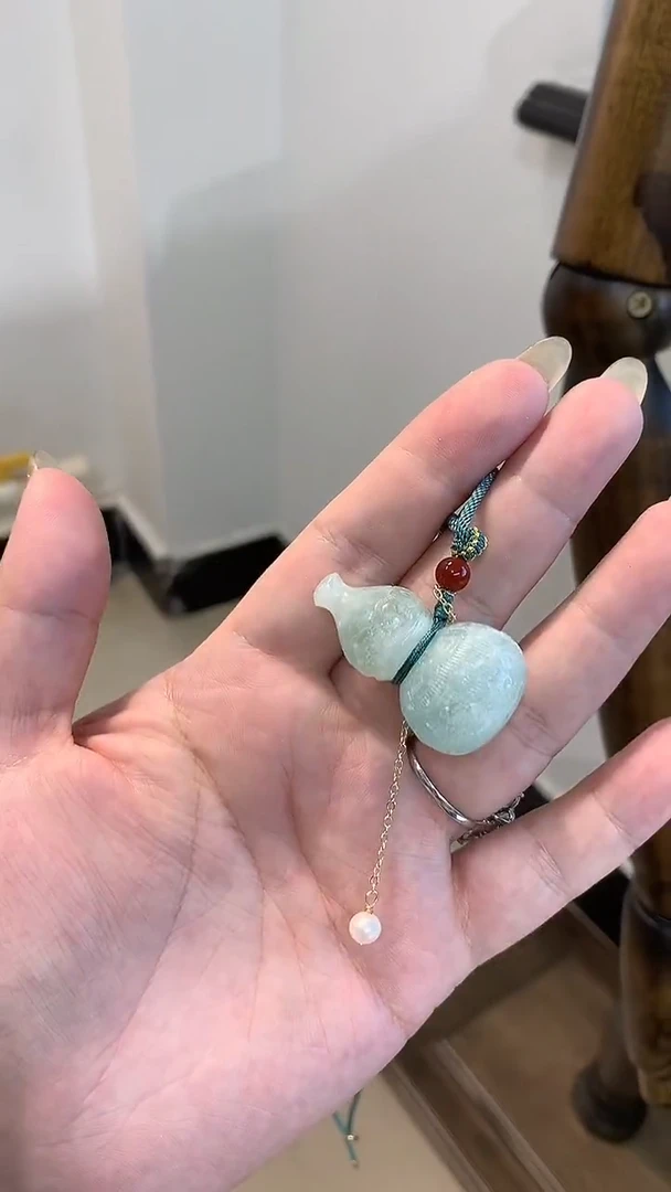 未镶嵌蛇纹石玉颈饰葫芦