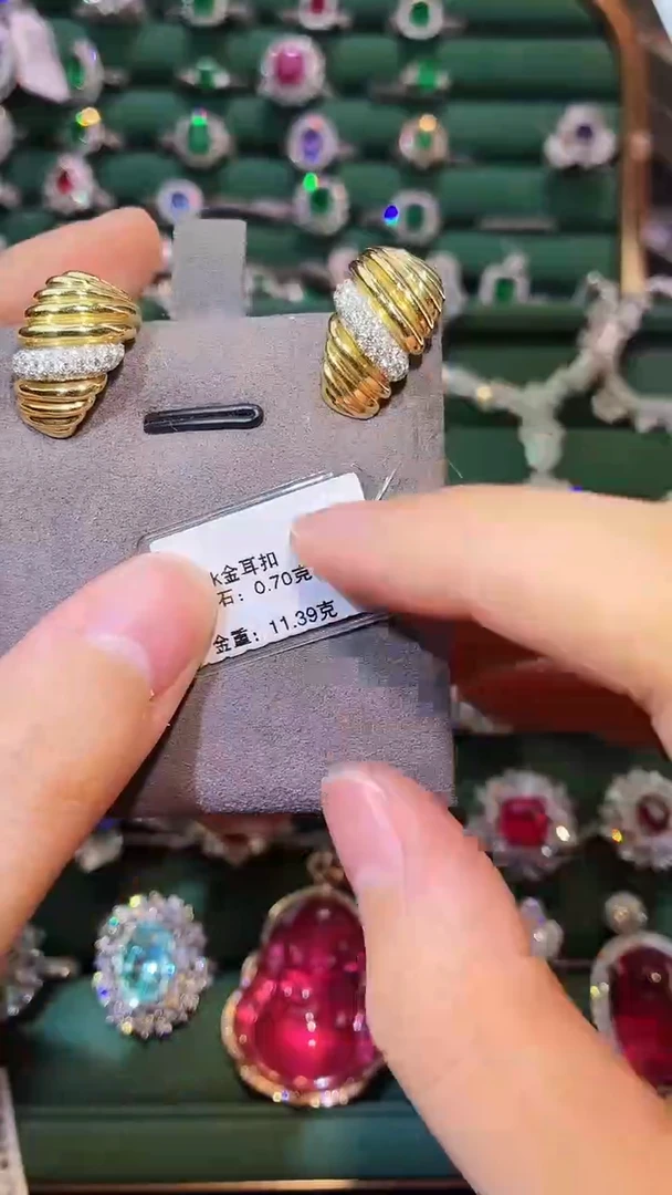 18K金镶嵌耳饰钻石0.7克拉