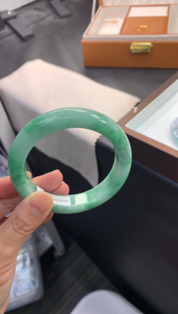 未镶嵌手镯翡翠退货需手镯吊牌标签完好