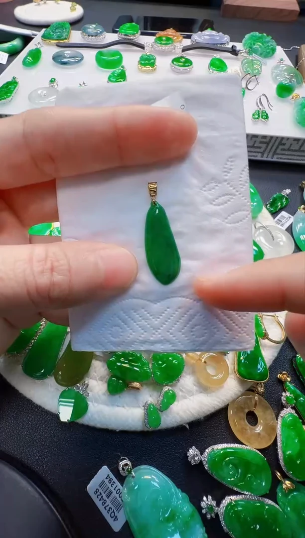 翡翠18K金镶嵌吊坠(不含链)800