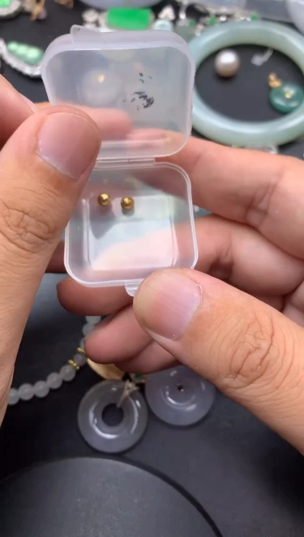 颈饰18K金镶嵌翡翠小**?金珠4mm