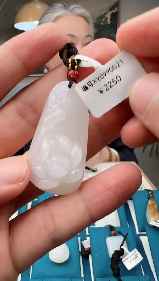 颈饰未镶嵌和田玉吊坠  XY