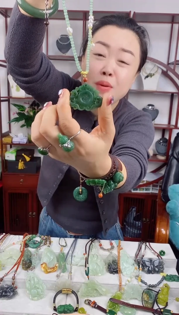 颈饰未镶嵌和田玉福牌 有包容