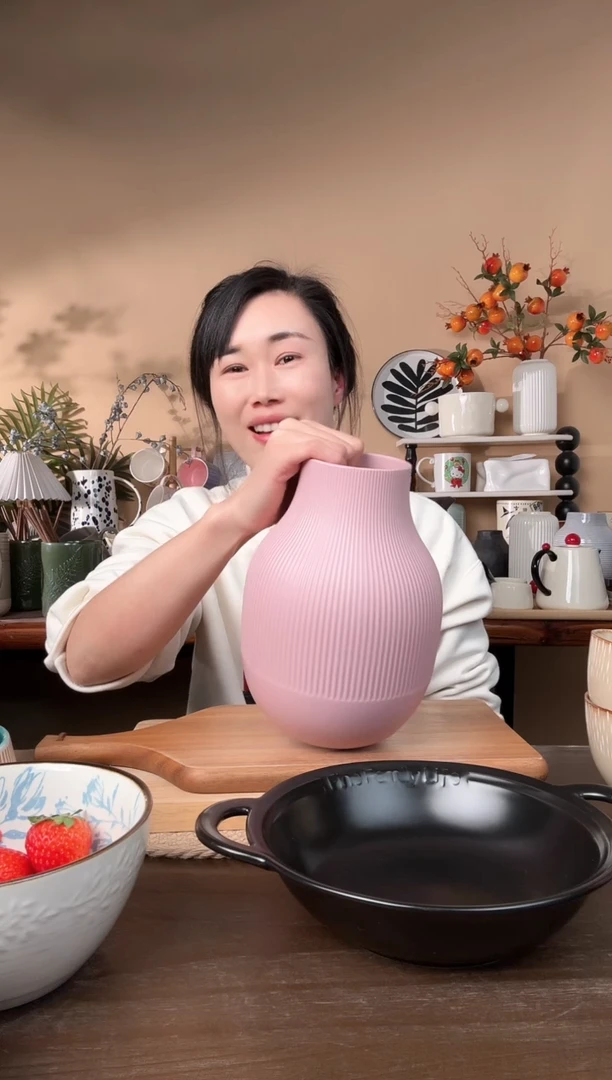 【闪购商品】瓷片粉线条花瓶微瑕