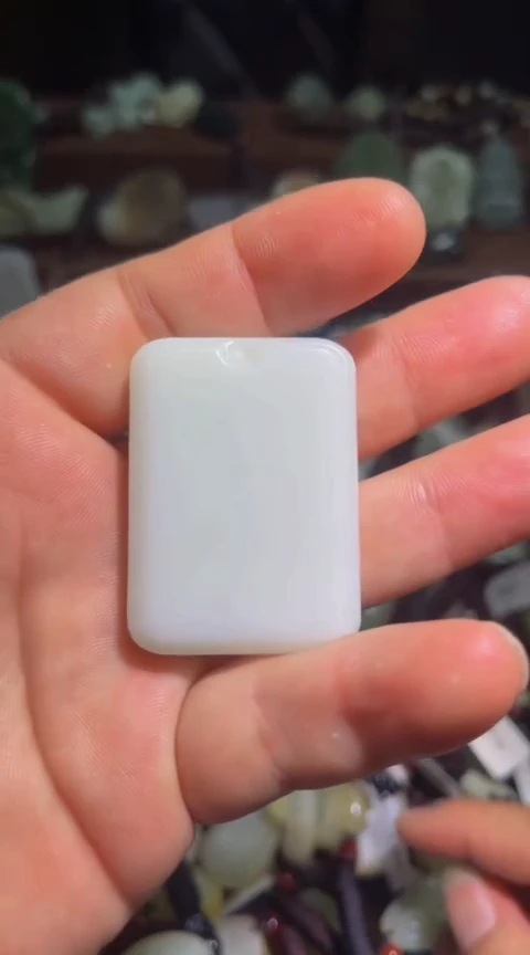 和田玉未镶嵌颈饰.