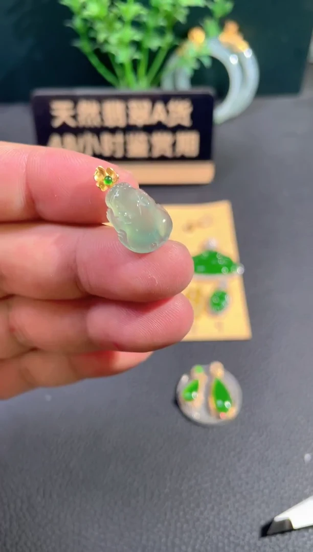 颈饰18K金镶嵌翡翠翡翠