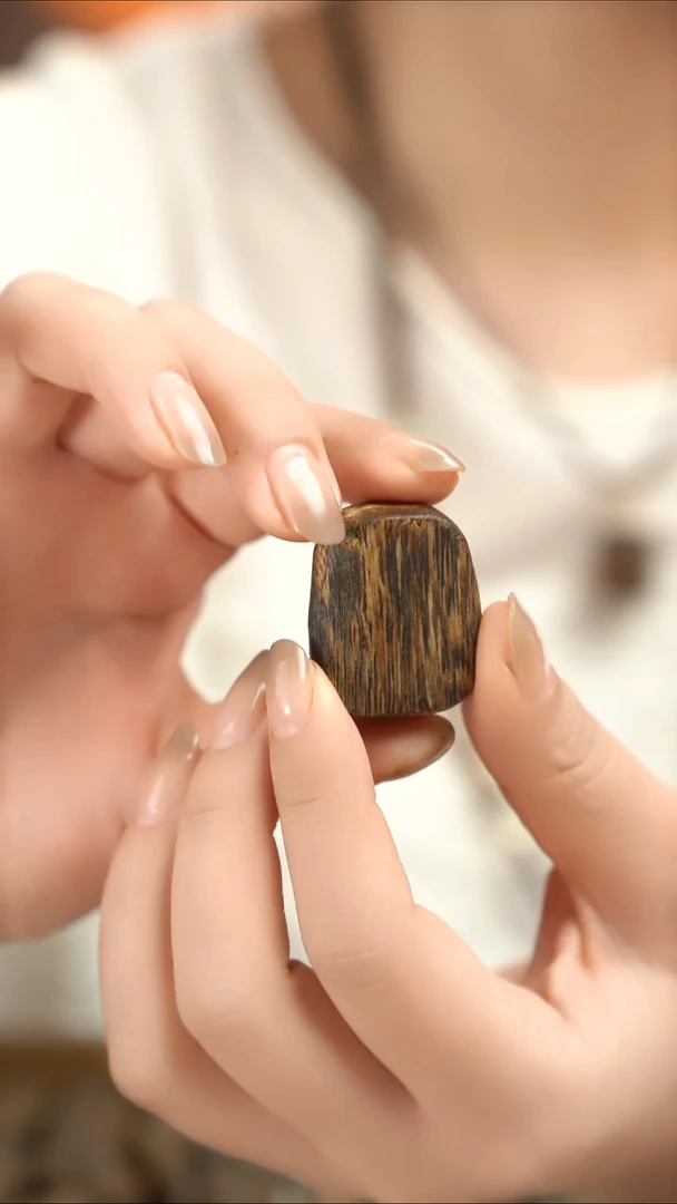 只买单纯的吊坠，没带链子，属的性质。木质008