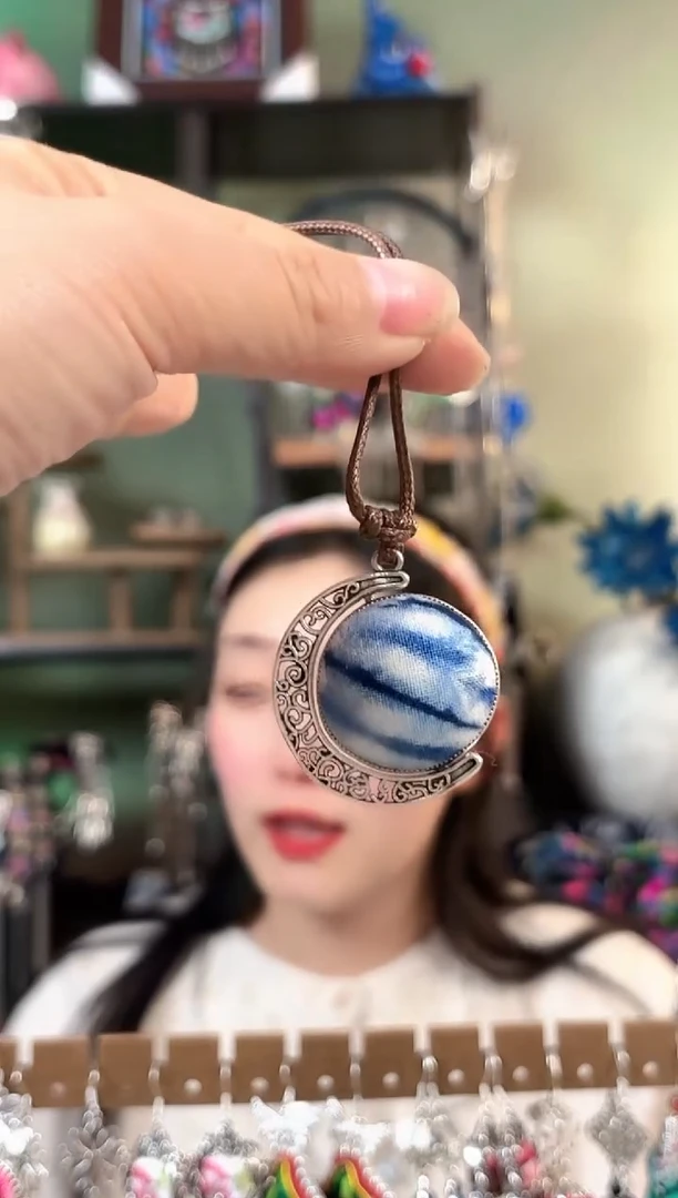 彩云南阁非遗老绣饰品541