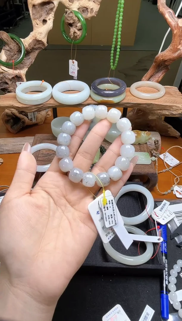 手串未镶嵌和田玉卡14黑山料 老型 9012850