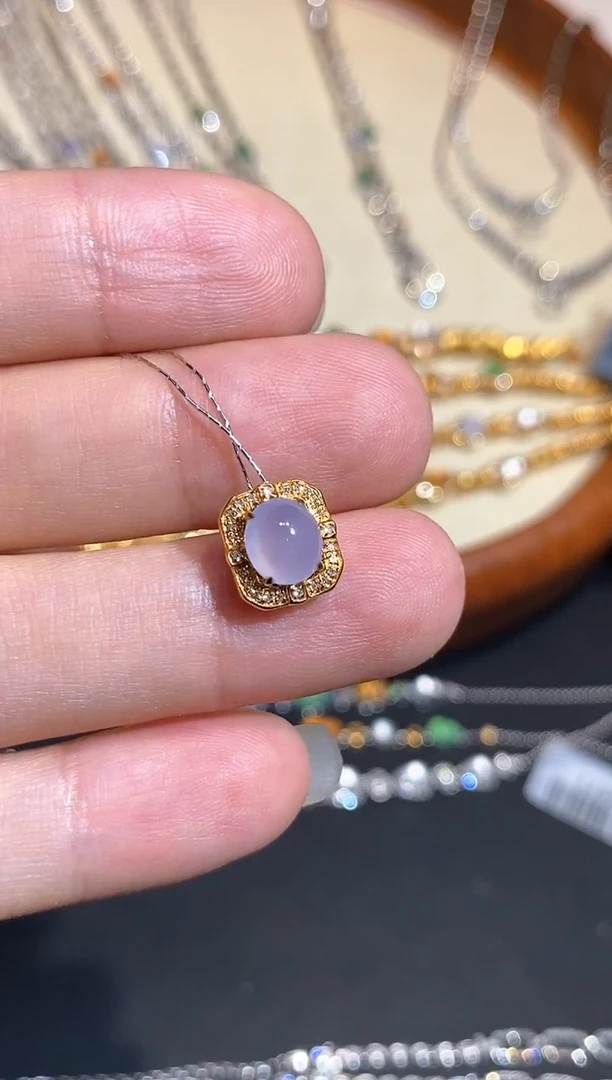 颈饰18K金镶嵌翡翠吊坠