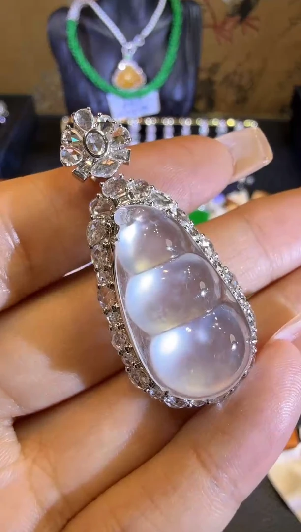 【闪购商品】翡翠吊坠(赠链)18K金镶嵌玻璃种极光白福豆吊坠