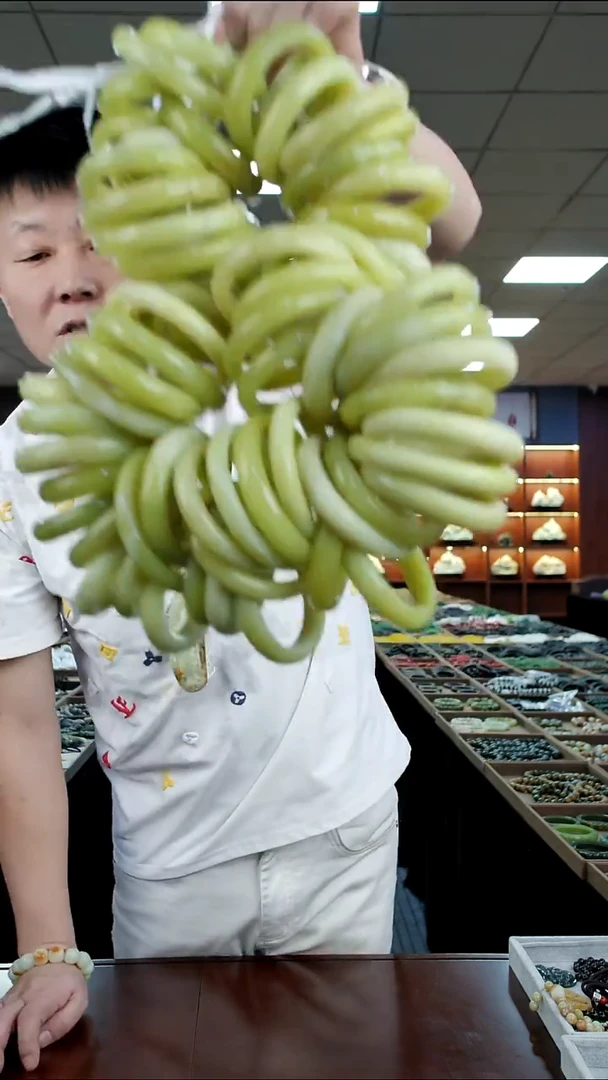 未镶嵌蛇纹石玉手镯多样是发货随机发一