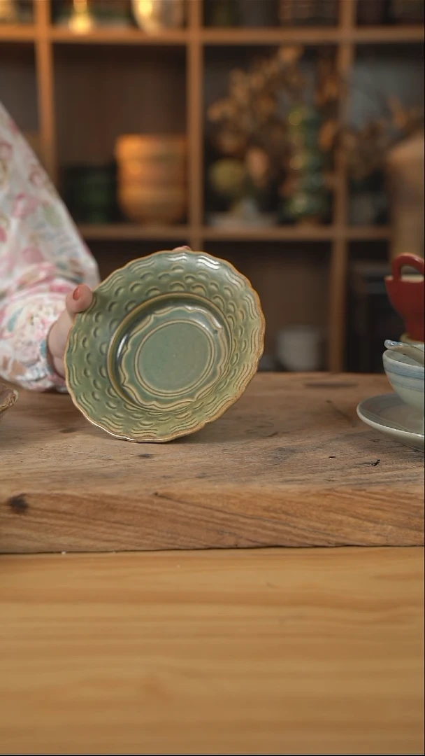 荷叶绿色的高脚花边碟