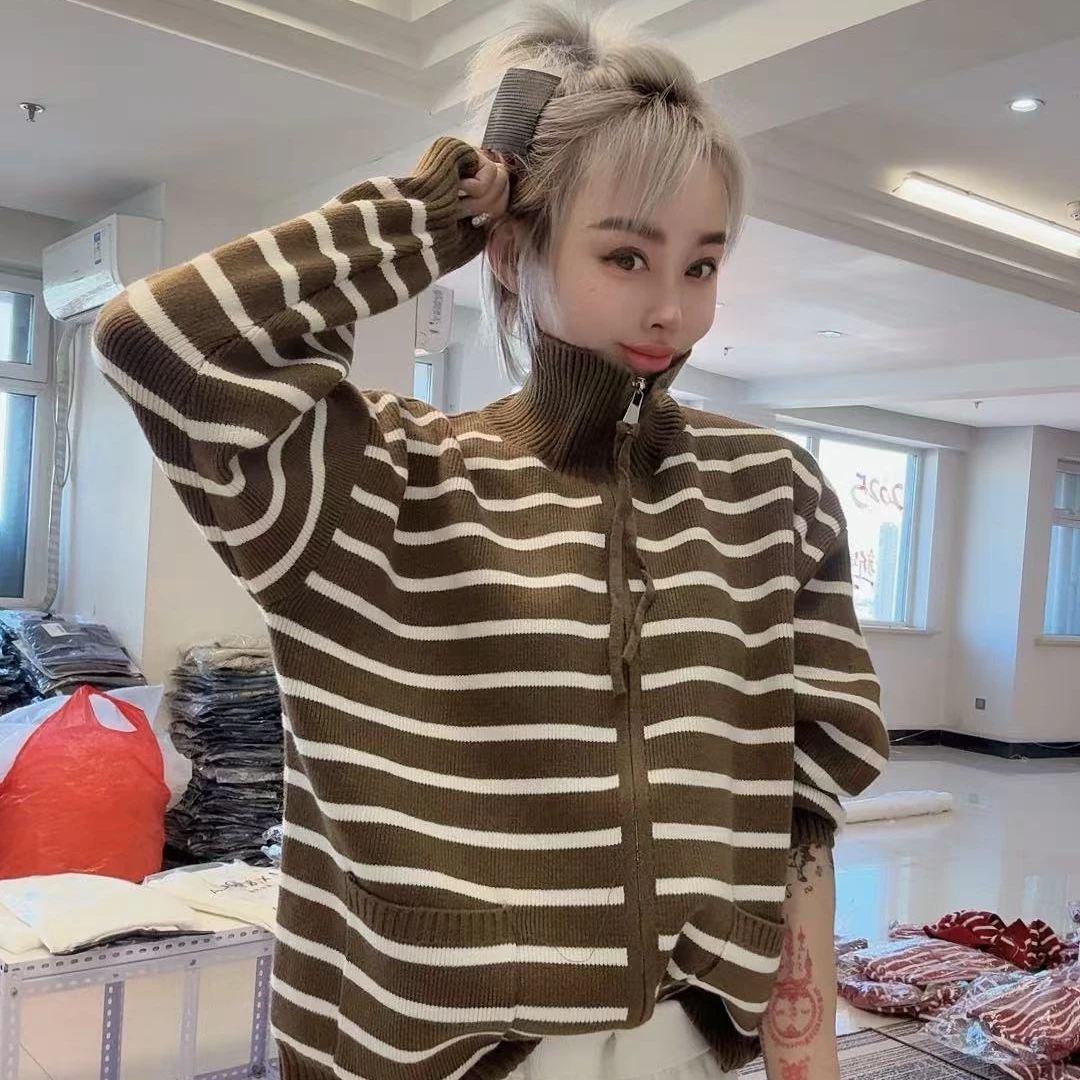 流行款卡其色条纹拉链毛衣