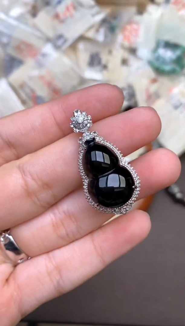 18K金镶嵌挂件翡翠一