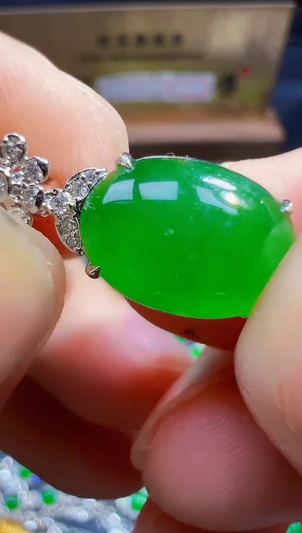 翡翠18K金镶嵌颈饰美****r翡翠