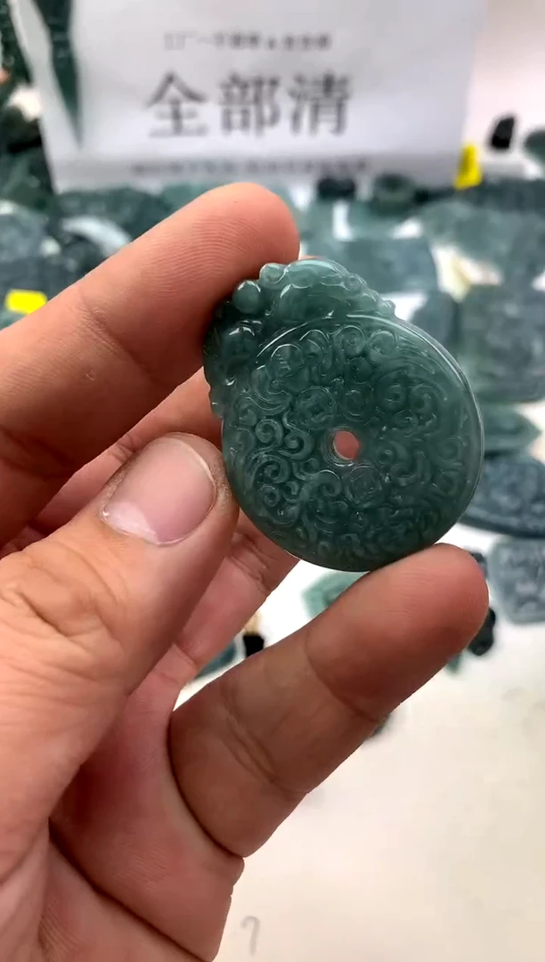 翡翠未镶嵌颈饰平安扣