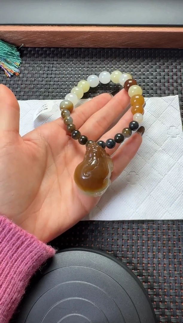 吊坠(赠链)未镶嵌和田玉金山吊坠