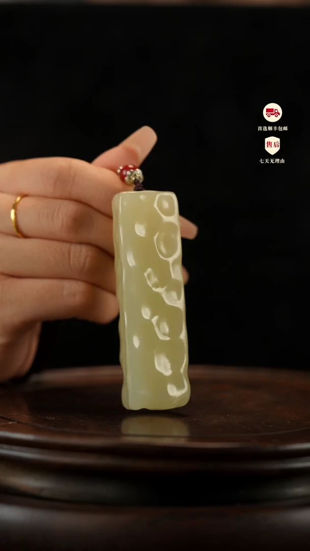 云南石竹叶青雕刻：小奶酪手把件摆件
