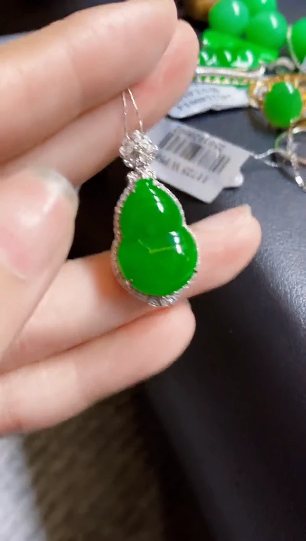 颈饰18K金镶嵌翡翠喵*?葫芦