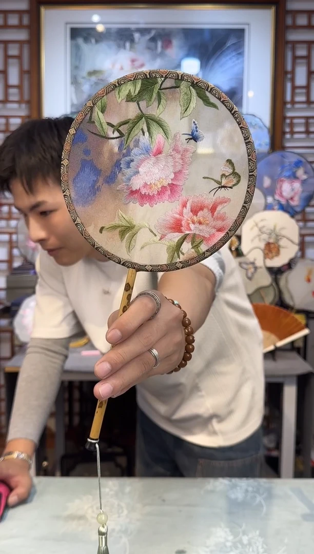 扇子j****g纯手工苏绣团扇