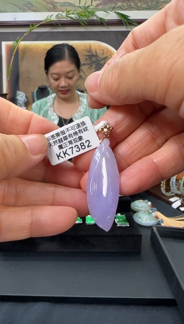 翡翠18K金镶嵌颈饰KK7382玉兰花