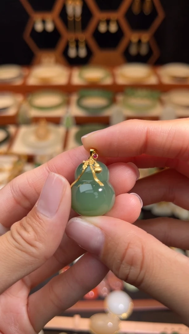 18K金镶嵌和田玉挂件精品