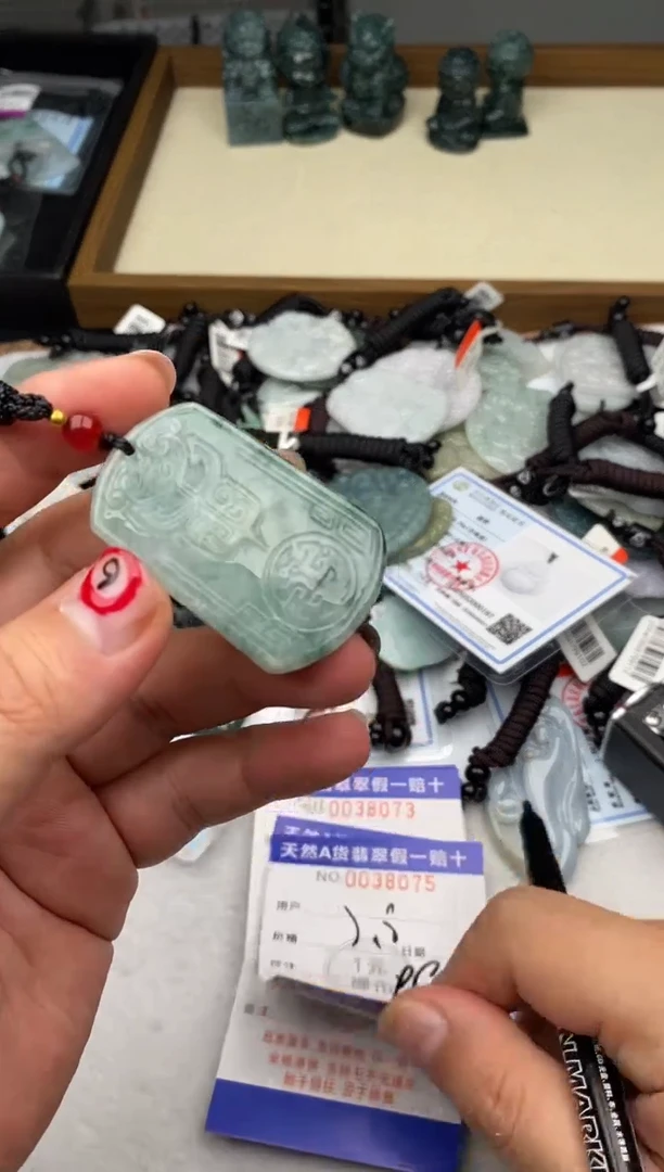 翡翠未镶嵌颈饰多样性发其一