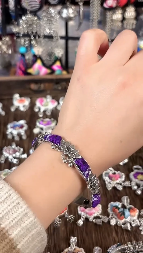 彩云南阁非遗老绣饰品204*