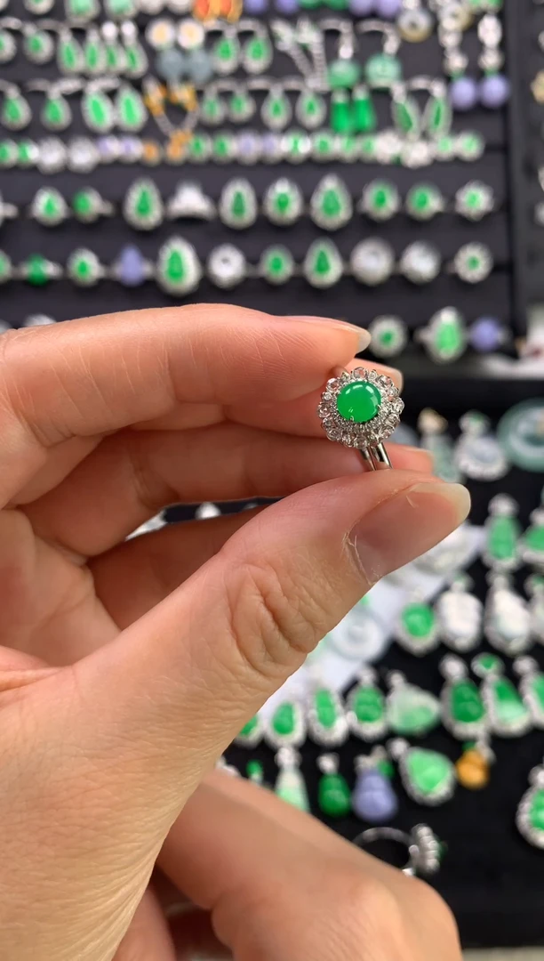 18K金镶嵌戒指翡翠1