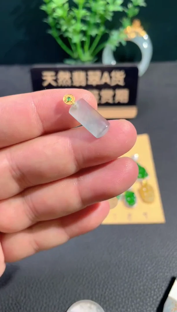 颈饰18K金镶嵌翡翠翡翠