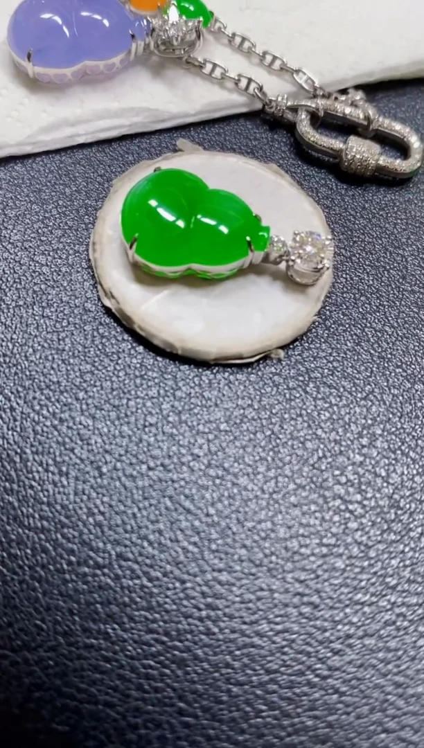 颈饰18K金镶嵌翡翠葫芦