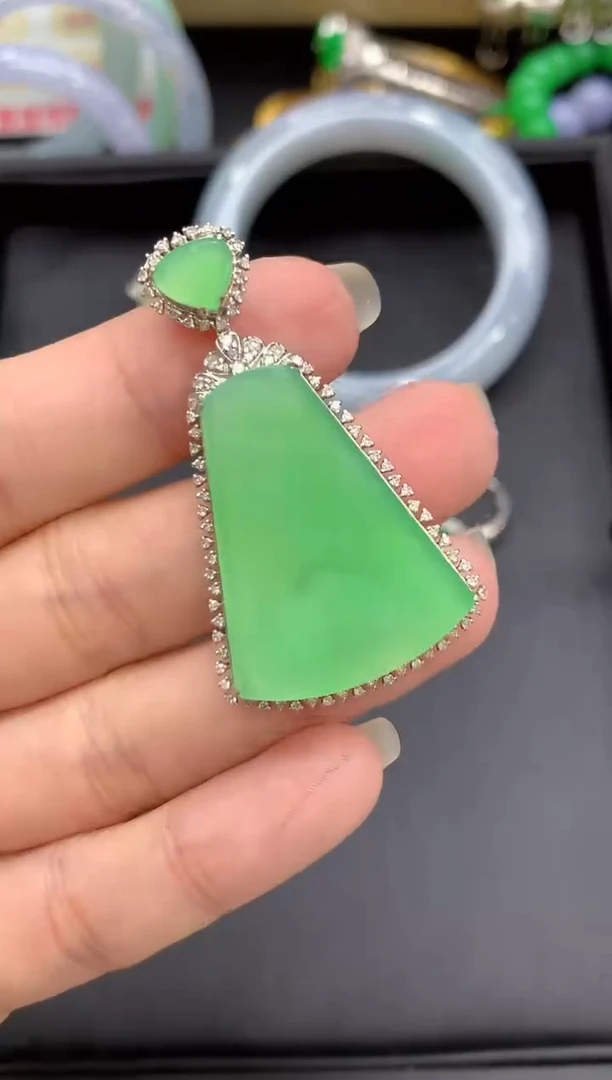 颈饰18K金镶嵌翡翠696-中国好珍宝