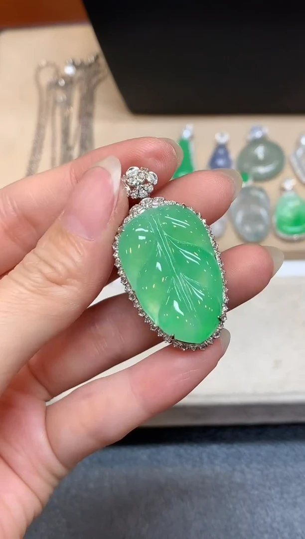 颈饰18K金镶嵌翡翠树叶【无服务费