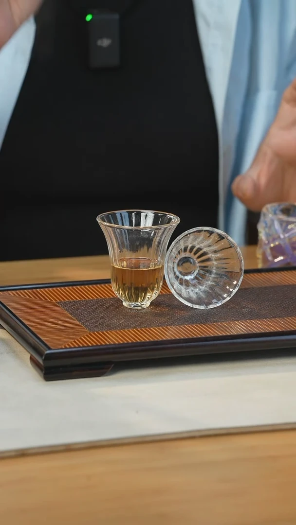 两只玻璃主人杯洛神杯