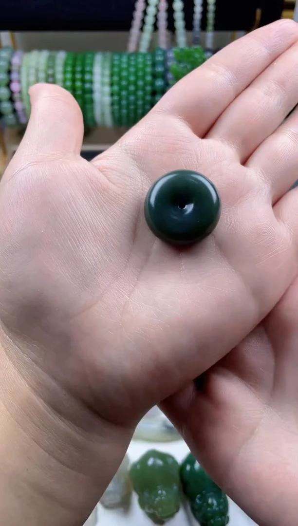 颈饰合金和田玉平安扣