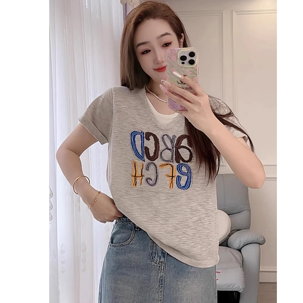 2025夏季新款V领字母假两件短袖T恤女洋气减龄宽松显瘦高级感上衣