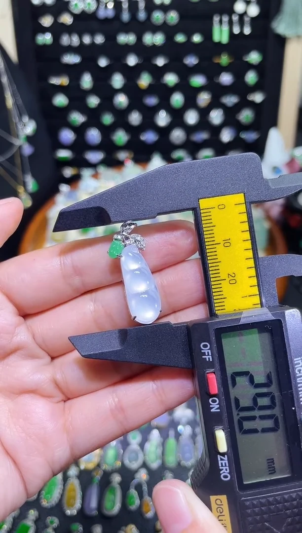 颈饰18K金镶嵌翡翠玻璃种豆子吊坠