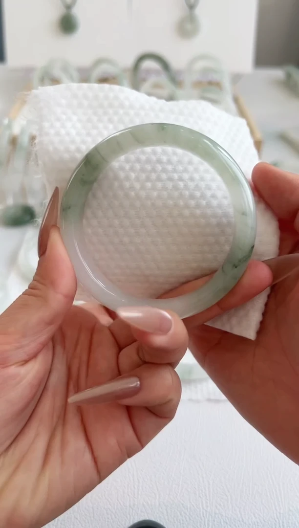 【闪购商品】石英质玉手镯未镶嵌55.5