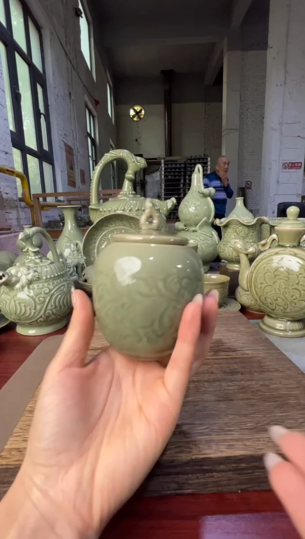 微瑕耀州窑莲纹茶叶罐