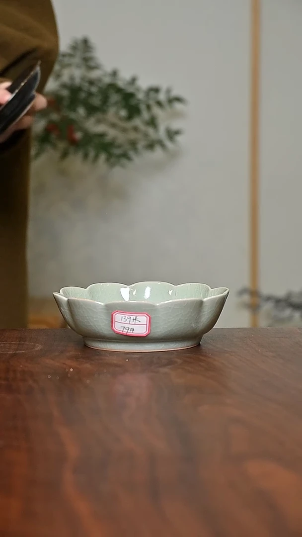 79#花瓣盘 豆绿釉 微瑕 朱家汝窑款