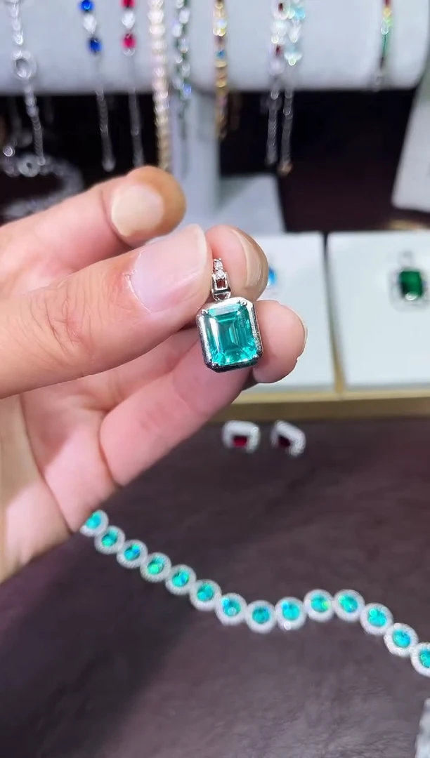 足铂镶嵌合成（培育）蓝宝石吊坠(赠链)蓝宝吊坠