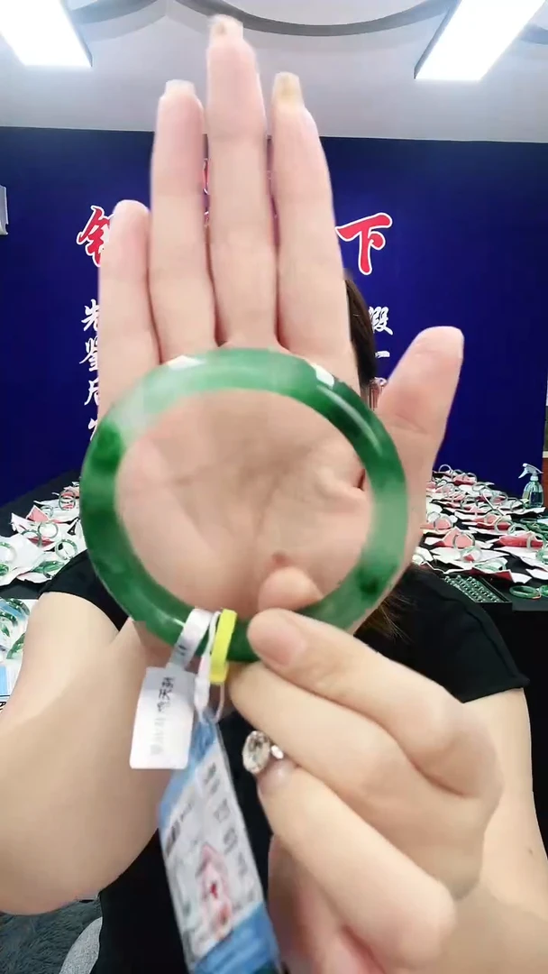 石英质玉（非洲翠）手镯未镶嵌1