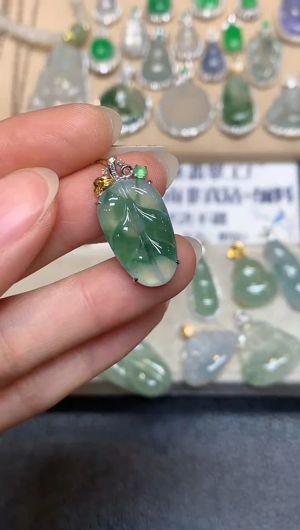 颈饰18K金镶嵌翡翠树叶【无服务费