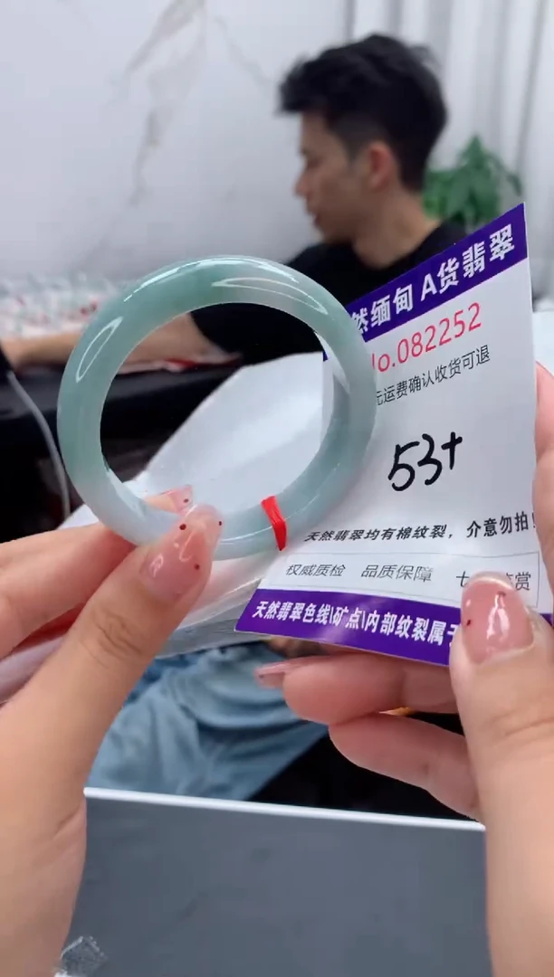 未镶嵌手镯翡翠有纹，完美者勿拍