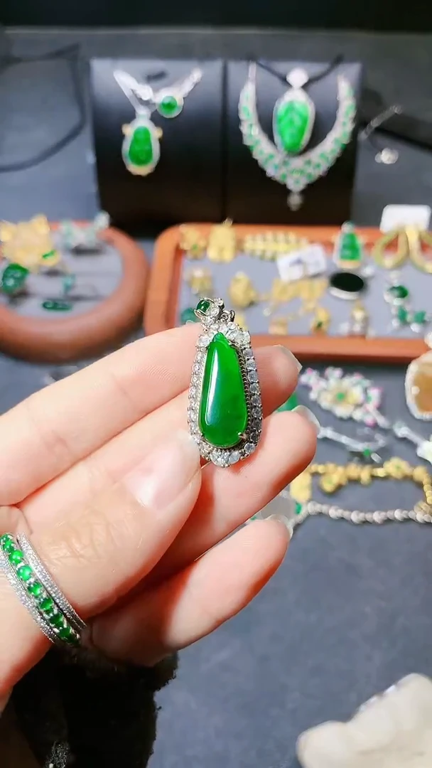【闪购商品】翡翠吊坠(赠链)银S925镶嵌吊坠