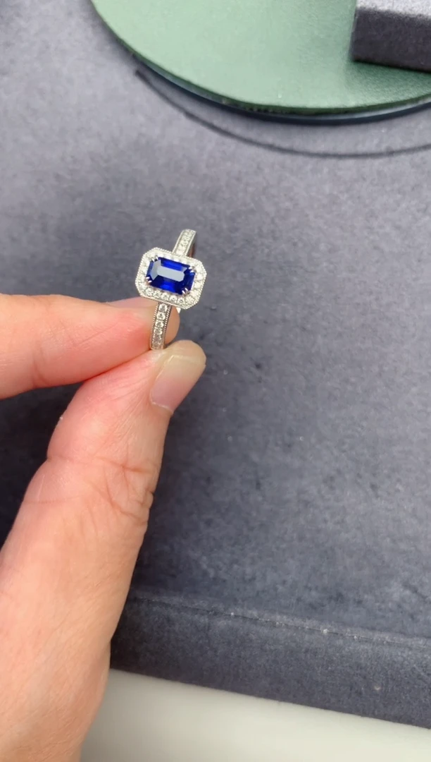 蓝宝石戒指18K金镶嵌1ct蓝宝石  BE